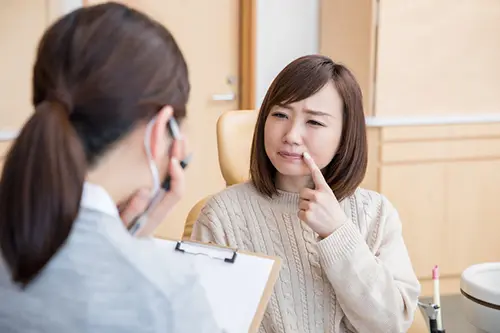 歯に違和感を感じている女性