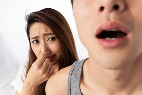 パートナーの口臭を指摘する女性